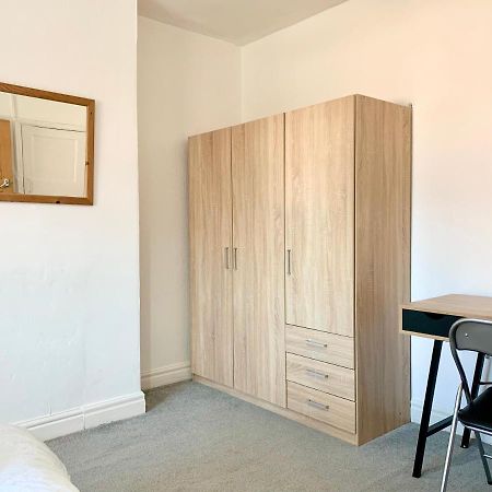 Cheerful 2 Bedroom Residential Home - Free Parking Leeds (West Yorkshire) Exterior foto