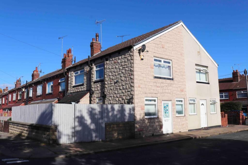Cheerful 2 Bedroom Residential Home - Free Parking Leeds (West Yorkshire) Exterior foto