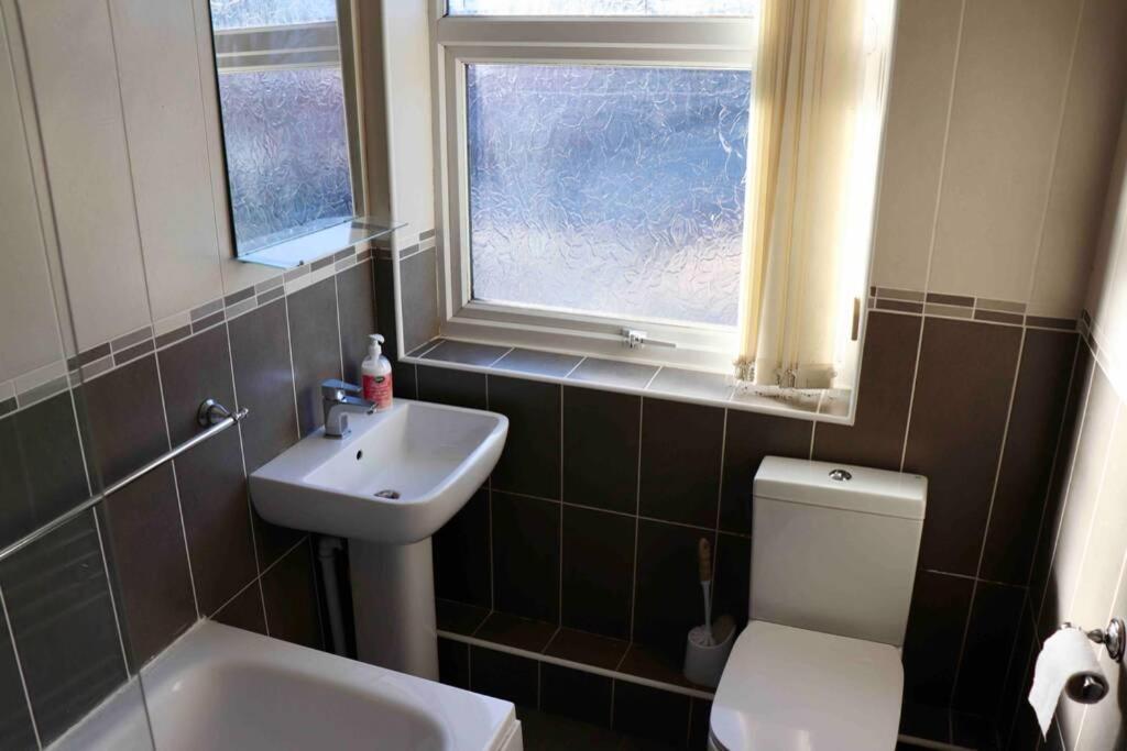 Cheerful 2 Bedroom Residential Home - Free Parking Leeds (West Yorkshire) Exterior foto