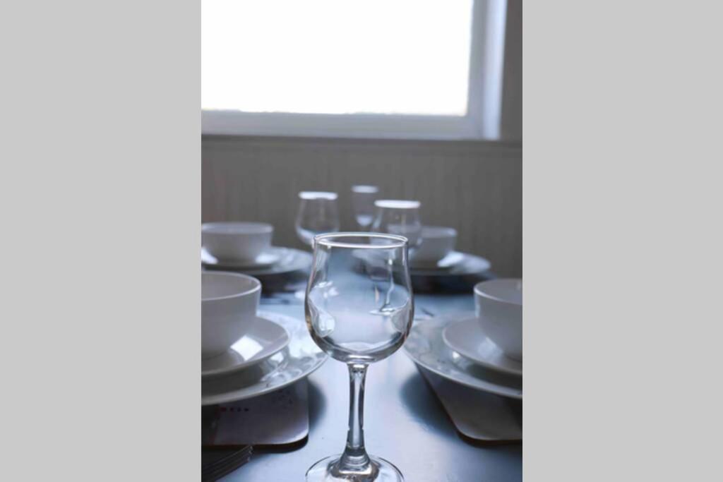 Cheerful 2 Bedroom Residential Home - Free Parking Leeds (West Yorkshire) Exterior foto