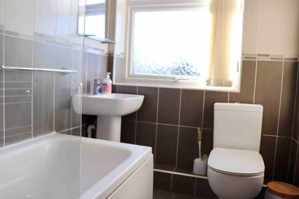 Cheerful 2 Bedroom Residential Home - Free Parking Leeds (West Yorkshire) Exterior foto