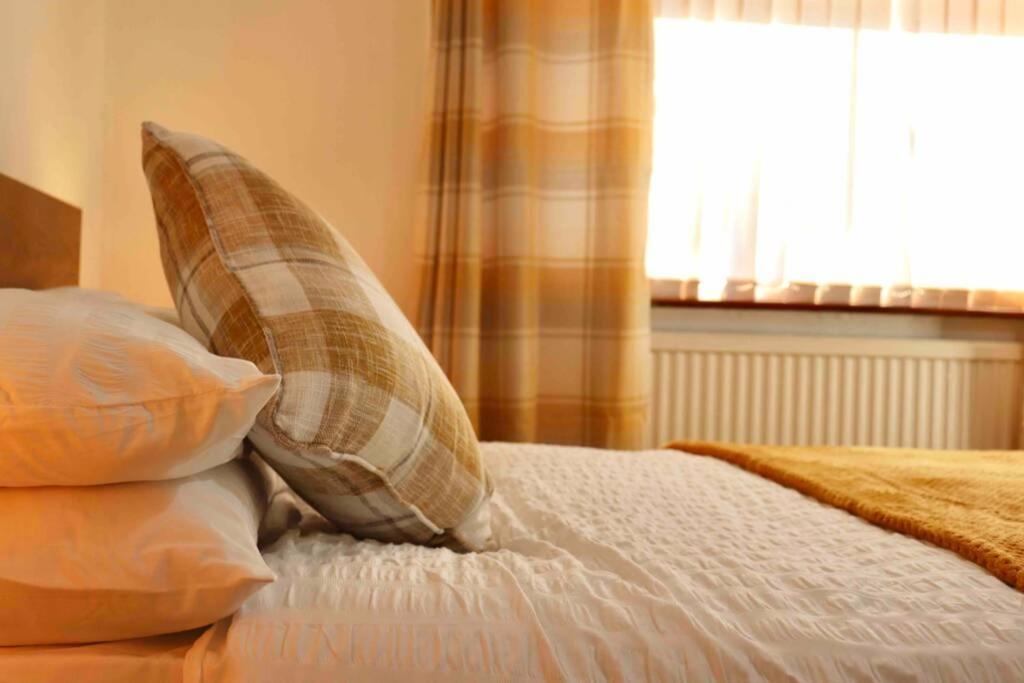 Cheerful 2 Bedroom Residential Home - Free Parking Leeds (West Yorkshire) Exterior foto
