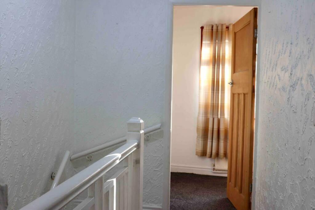 Cheerful 2 Bedroom Residential Home - Free Parking Leeds (West Yorkshire) Exterior foto