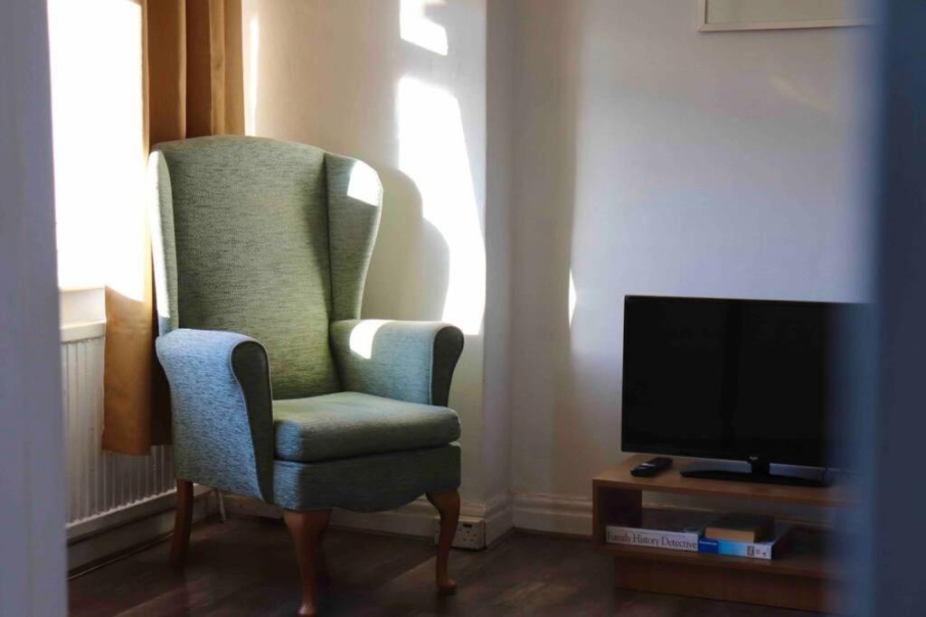 Cheerful 2 Bedroom Residential Home - Free Parking Leeds (West Yorkshire) Exterior foto