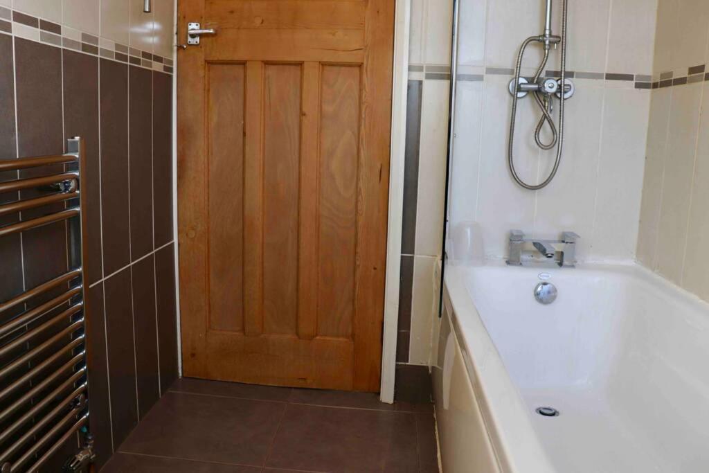 Cheerful 2 Bedroom Residential Home - Free Parking Leeds (West Yorkshire) Exterior foto