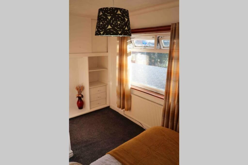 Cheerful 2 Bedroom Residential Home - Free Parking Leeds (West Yorkshire) Exterior foto