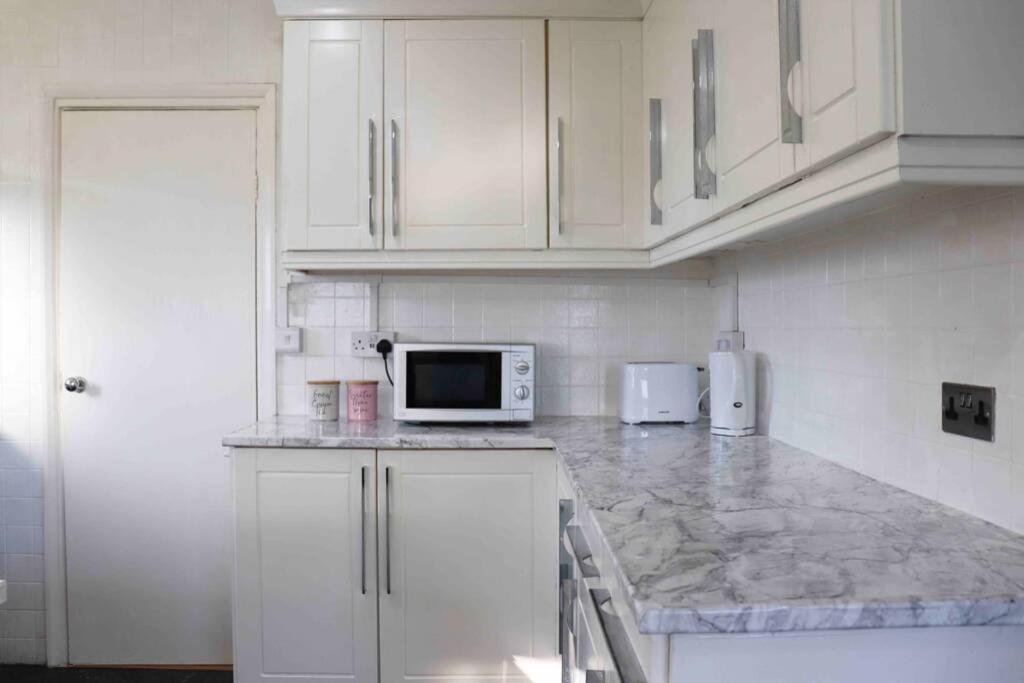 Cheerful 2 Bedroom Residential Home - Free Parking Leeds (West Yorkshire) Exterior foto