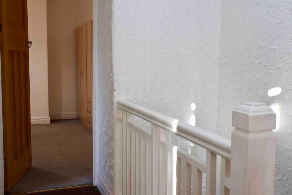 Cheerful 2 Bedroom Residential Home - Free Parking Leeds (West Yorkshire) Exterior foto