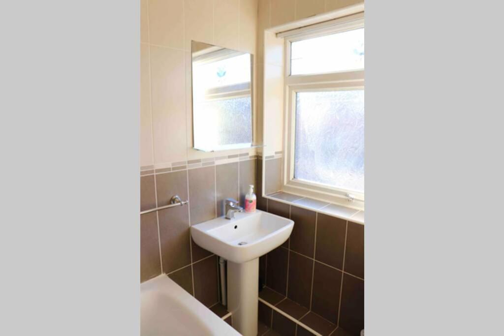 Cheerful 2 Bedroom Residential Home - Free Parking Leeds (West Yorkshire) Exterior foto