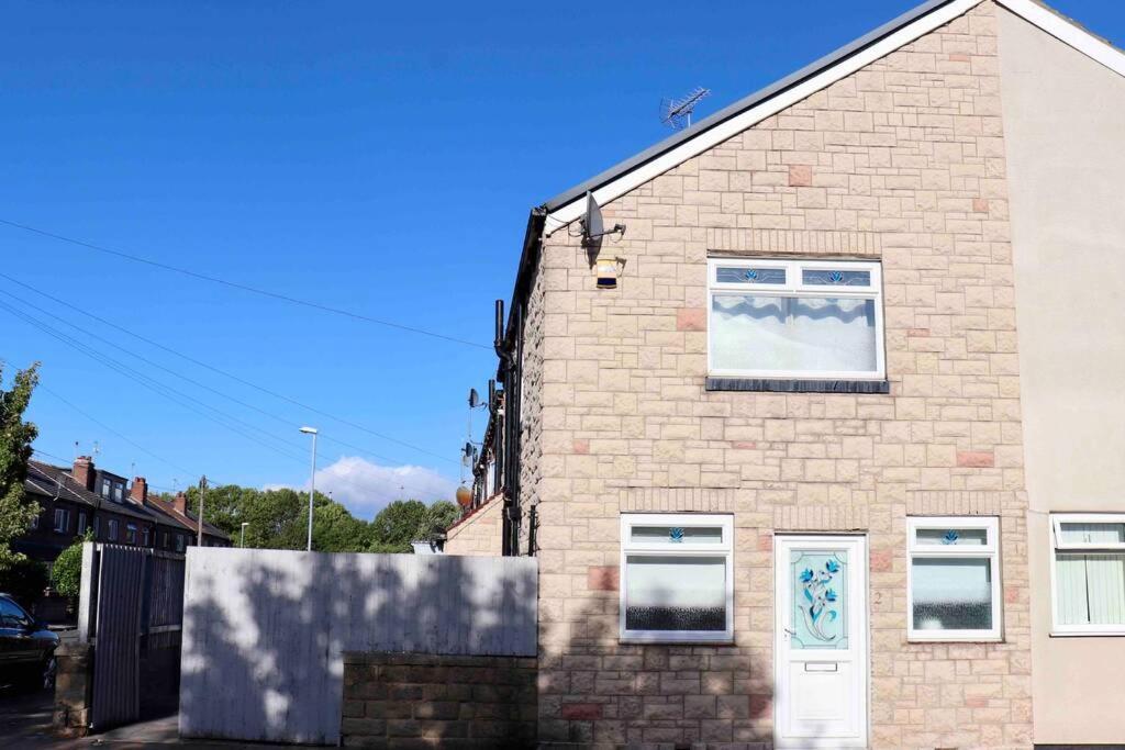 Cheerful 2 Bedroom Residential Home - Free Parking Leeds (West Yorkshire) Exterior foto