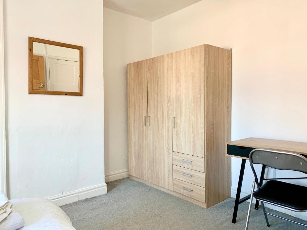 Cheerful 2 Bedroom Residential Home - Free Parking Leeds (West Yorkshire) Exterior foto